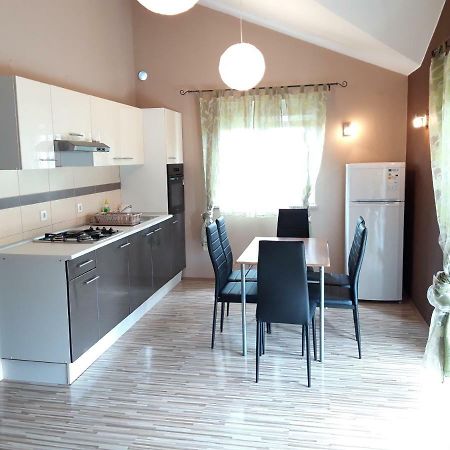 Apartments Laura I Angelina Tribalj Eksteriør bilde